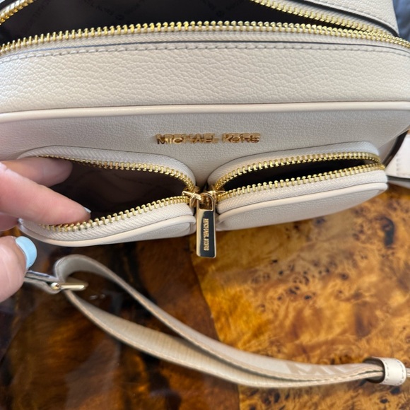 Women's White Jet Set Leather Medium
Crossbody Bag With Case For Apple AirPods - Picture 3 of 11